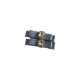Paire de barrettes à nœud en satin bleu clair avec strass et détails en cristal