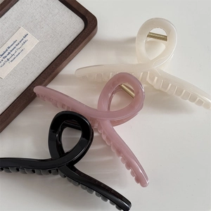 Three-piece set of 14.5cm vintage oversized matte hair claws in cream, pink, and black colors