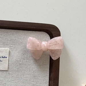 Détail de la barrette nœud en acétate rose marbré avec gravure FRANCE Handmade