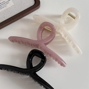 Detail of 14.5cm vintage cross hair claws in black, pink, and ivory with glossy resin