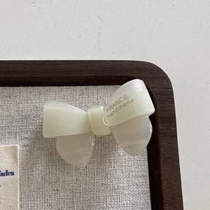 Gros plan détaillé sur une pince à cheveux en acétate crème faite à la main en France