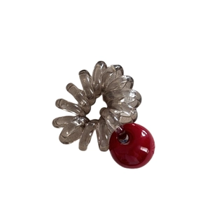 Élastique à cheveux spirale gris fumé avec un pendentif sphérique rouge brillant