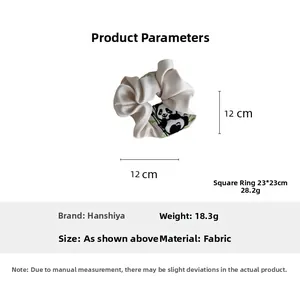 Detailansicht eines 12cm Panda-Stickerei-Scrunchies mit Größen- und Gewichtsangaben