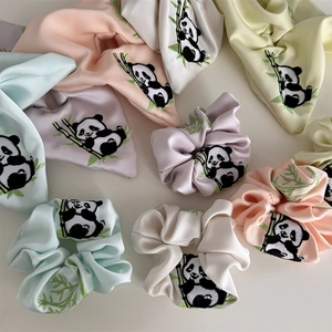 Satin-Haargummis mit Panda-Stickerei in Macaron-Farben wie Mintgrün, Rosa und Lila