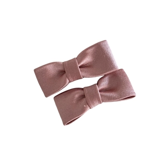 Paar frühlingshafte Haarklammern mit Schleifen in Lotusrosa und eleganter Textur