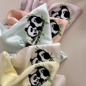 Detail von Satin-Haargummis mit niedlicher Panda-Stickerei in Pastell-Makronen-Farben