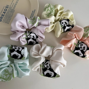 Satin-Haargummis mit Panda-Stickerei in Pastellfarben wie Lavendel und Minzgrün