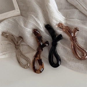 Detailansicht von vier Acryl-Bananenclips in Champagner, Schildpatt, Schwarz und Bernstein