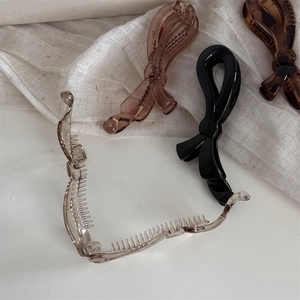 Detailansicht der Schleifen-Bananen-Haarspangen in Schwarz und Tortoise mit Kammzähnen