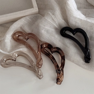 Lot de quatre barrettes banane cœur de style français en noir, ambre et translucide