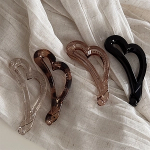Barrettes banane cœur de style français en coloris transparent, écaille et ambre