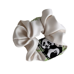 Crèmeweißes Satin-Haargummi mit Panda- und Bambusstickerei und seidiger Textur
