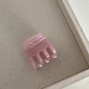 Détail de la pince à cheveux en acétate rose avec texte Barrette La France sur plateau
