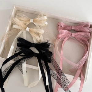 Trois pinces à cheveux élégantes avec nœuds en dentelle en beige, rose et noir