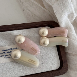 Elegantes 4-teiliges Perlen-Acetat-Haarspangen-Set in Marmorrosa und Cremeweiß