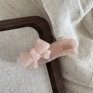 Detail der Haarspange aus rosa Marmor-Acetat mit Schleife und FRANCE-Gravur