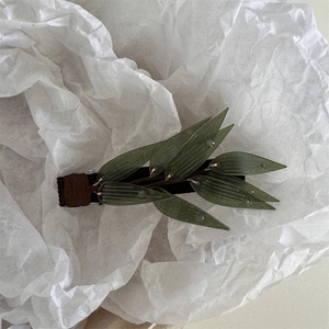 Détail de la pince à cheveux feuille de bambou vert foncé avec textures réalistes