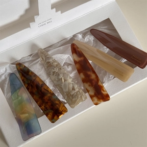 Acetate hair clip set with tortoiseshell patterns in a white luxury gift box