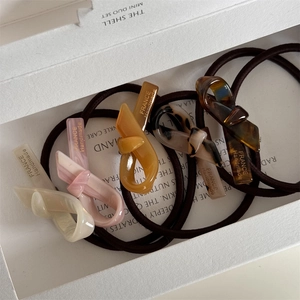 Set di 5 elastici per capelli in acetato color crema e ambra, in una scatola regalo bianca