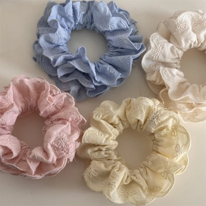 Lot de chouchous brodés de fleurs en bleu, rose, beige et jaune avec bordures à volants