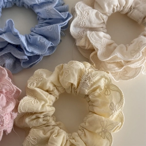 Lot de chouchous à volants pastel avec broderie florale en bleu, blanc, jaune et rose