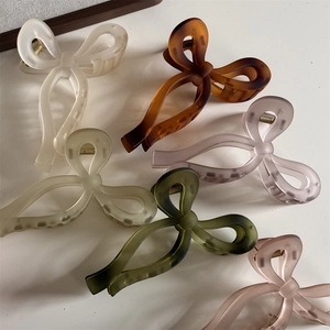 Pinces à cheveux nœud élégantes en six couleurs de résine mate sur fond blanc