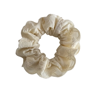 Chouchou crème brodé de fleurs avec bords en dentelle et design plissé vintage