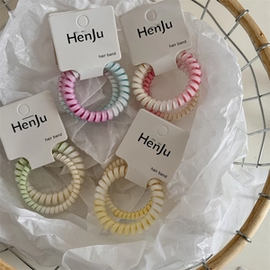 Set di elastici per capelli a spirale con colori sfumati su schede di presentazione