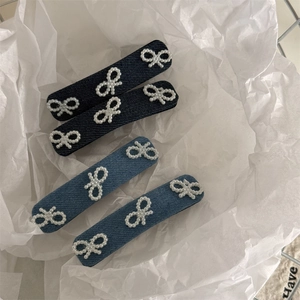 Blaue Denim BB Haarklammern mit Perlen-Schleifenmustern, 4er Set auf weißem Papier