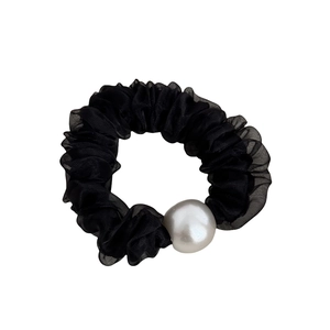 Elegante elastico per capelli a pieghe nero con una grande perla bianca centrale