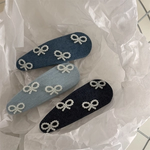 Detailansicht von Denim-Haarklammern mit Perlenbogenmuster in drei Blautönen