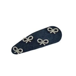 Marineblaue Denim BB-Haarklammer mit weißen Perlen-Schleifen auf sauberem Hintergrund