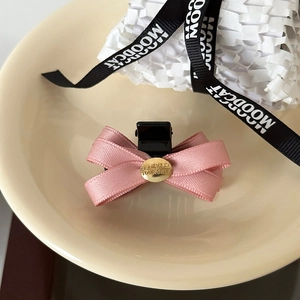 Fermaglio per capelli a fiocco in raso rosa con fibbia dorata e incisione ispiratrice