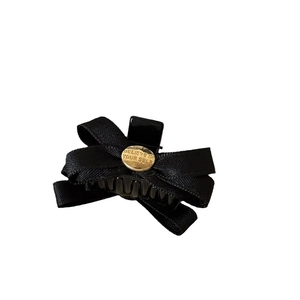 Elegante molletta per capelli a fiocco in raso nero con logo dorato da donna