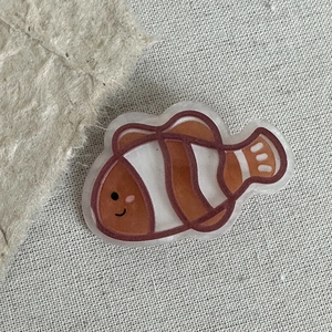 Makroansicht der Haarspange Clownfisch aus poliertem Acryl und Harz der Meeresserie