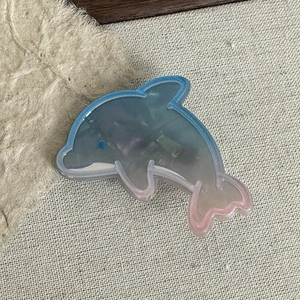 Detailansicht der Delfin-Haarklammer mit Ozeanblau-Rosa-Farbverlauf aus Harz-Material