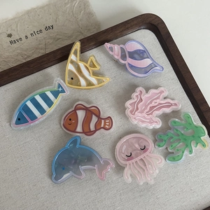 Haarspangen im Meeres-Design mit Delfinen und Quallen in zarten Pastellfarben
