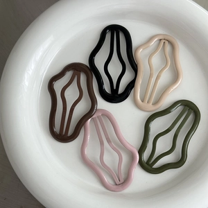 Fermagli per capelli ondulati in cinque colori opachi tra cui nero e beige crema