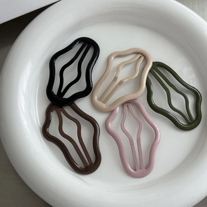 Dettaglio di fermagli opachi a forma di nuvola in set da cinque, inclusi verde oliva e beige