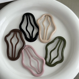 Set di cinque fermagli per capelli ondulati in nero, beige, marrone, rosa e verde scuro