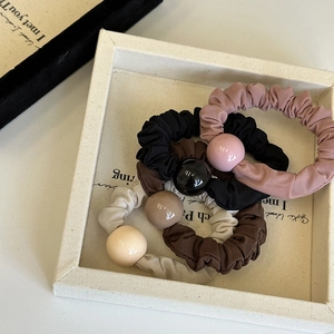 Chouchou plissé élégant avec grande perle, lot en rose vintage, noir et marron chic