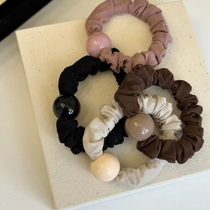 Lot de 4 chouchous plissés en rose noir café crème avec des perles assorties