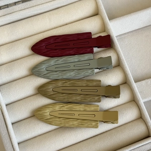 Set di quattro fermagli per capelli in metallo opaco in eleganti colori Morandi