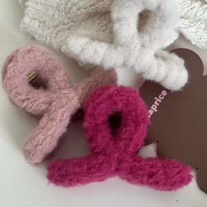 Chic plush faux shearling claw clips in beige, pink, and rose red for autumn winter