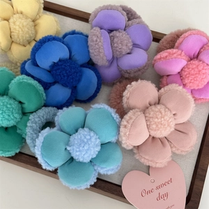 Élastiques à cheveux fleurs en peluche colorés dans un plateau en bois style doux