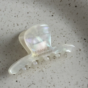 Détail macro d'une pince à cheveux en acétate avec inscription dorée France Handmade