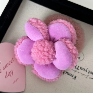 Gros plan sur l'élastique à fleurs en peluche rose et violette à texture douce et sucrée