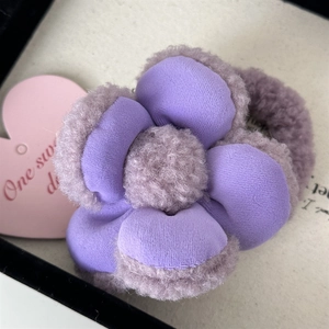 Gros plan sur le chouchou fleur violette en peluche avec pétales doux en faux mouton