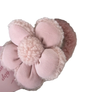 Chouchou fleur en peluche rose avec texture douce en fausse fourrure pour queue de cheval