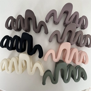 Set di sei mollettoni per capelli opachi a onda per capelli folti in colori vari